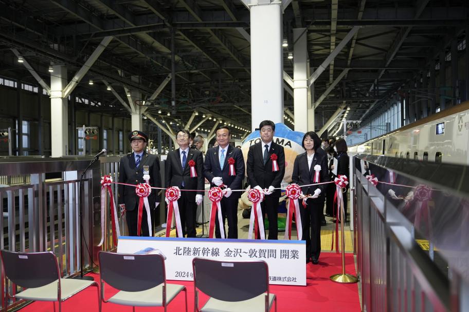 金沢・敦賀間開業を記念して開催された富山発敦賀行き1番列車「つるぎ3号」の出発式の様子