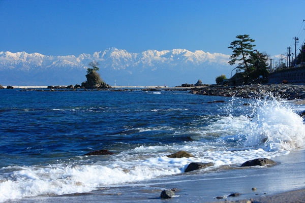 雨晴海岸から望む立山連峰（高岡市）