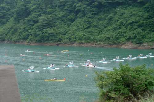 県営カヌー場でカヌー競技を行っている様子