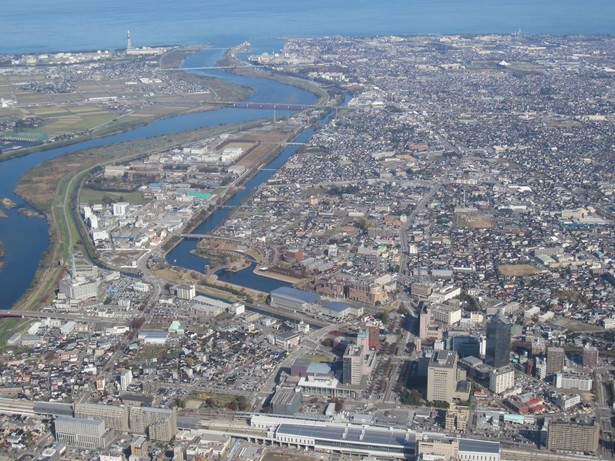 上空から見た富岩運河の写真