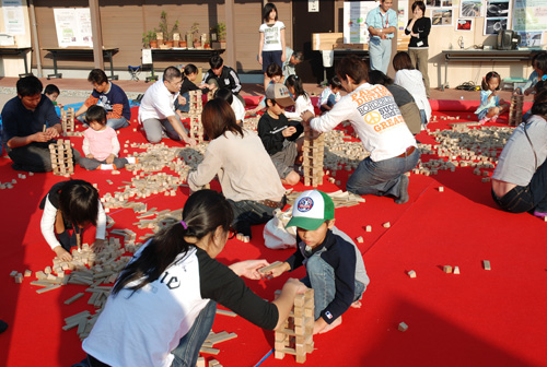 親子連れでにぎわう積木広場（「木と住まいフェア」にて）